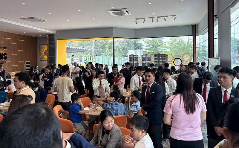 Khách hàng tham quan tìm hiểu nhà mẫu dự án Bcons Solary
